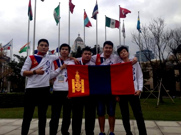 “MongolZ” багийнхан “Ядуу улс орны хүүхэд болсоны шан”-гаа хүртжээ